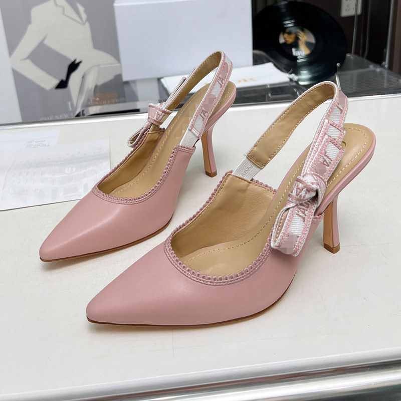 Sandalai su vienu dirželiu iš satino (satino viršus, smailus pirštas, gumos padas, pavasaris 2025)