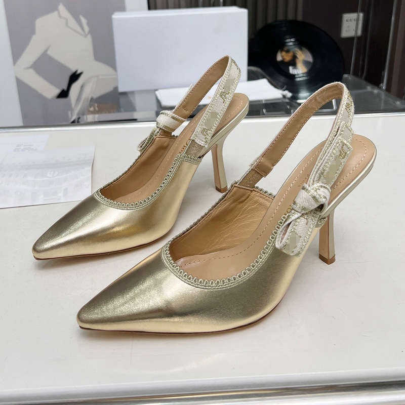 Sandalai su vienu dirželiu iš satino (satino viršus, smailus pirštas, gumos padas, pavasaris 2025)