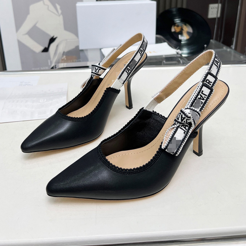 Sandalai su vienu dirželiu iš satino (satino viršus, smailus pirštas, gumos padas, pavasaris 2025)