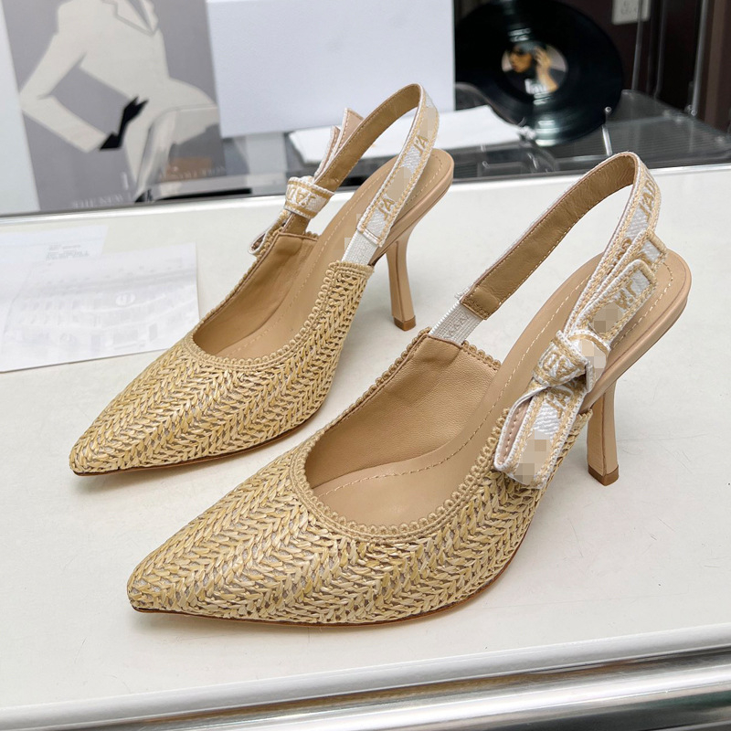 Sandalai su vienu dirželiu iš satino (satino viršus, smailus pirštas, gumos padas, pavasaris 2025)