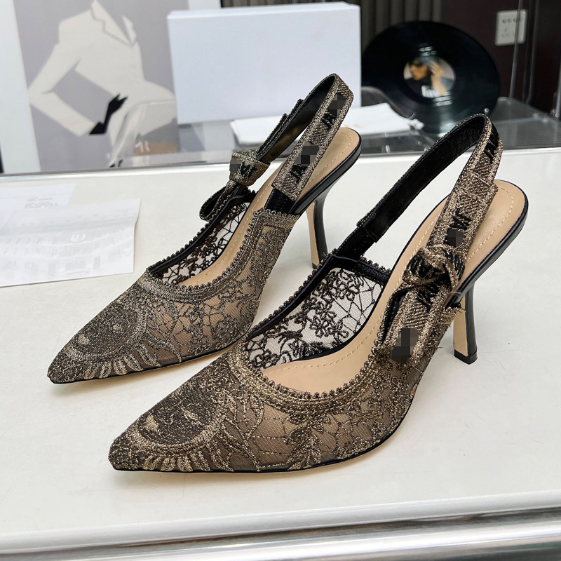 Sandalai su vienu dirželiu iš satino (satino viršus, smailus pirštas, gumos padas, pavasaris 2025)