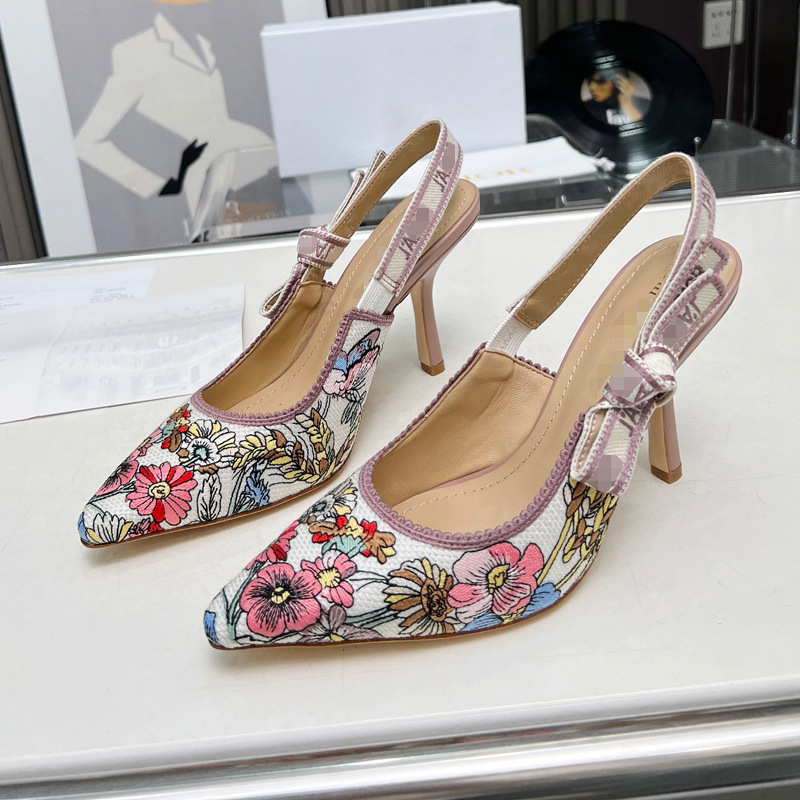 Sandalai su vienu dirželiu iš satino (satino viršus, smailus pirštas, gumos padas, pavasaris 2025)