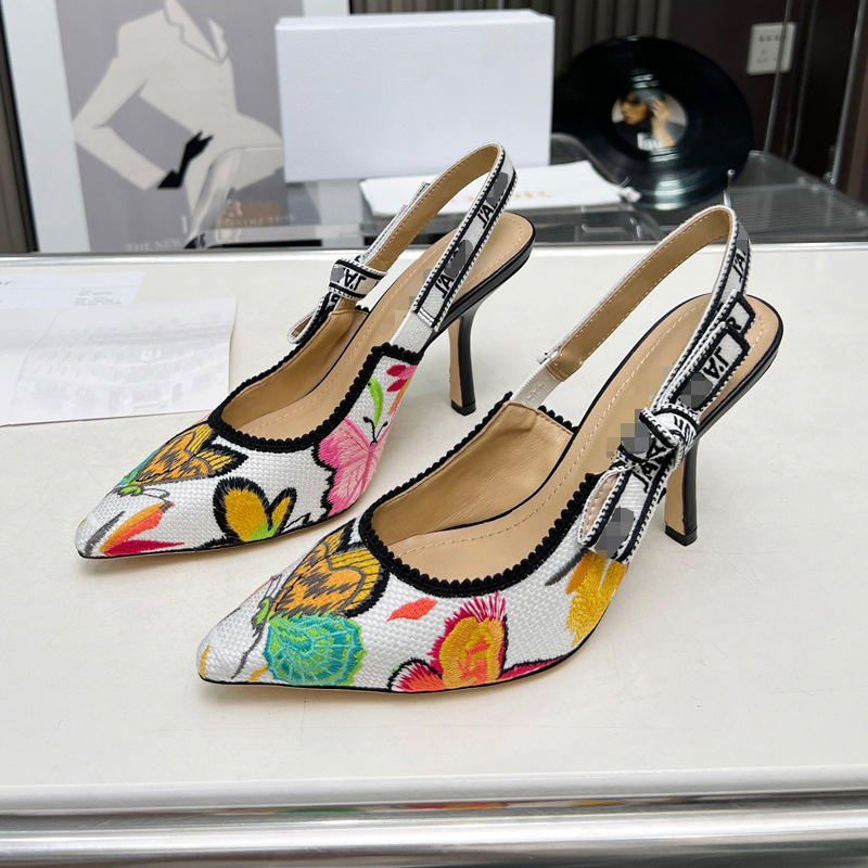 Sandalai su vienu dirželiu iš satino (satino viršus, smailus pirštas, gumos padas, pavasaris 2025)