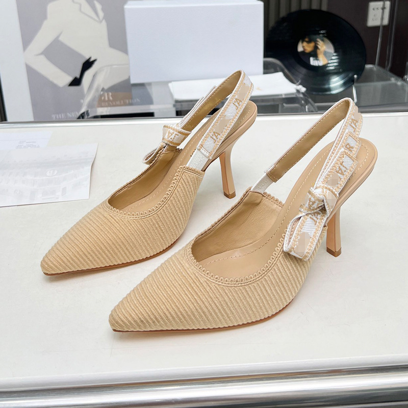 Sandalai su vienu dirželiu iš satino (satino viršus, smailus pirštas, gumos padas, pavasaris 2025)