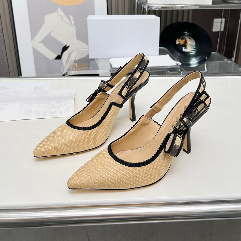 Sandalai su vienu dirželiu iš satino (satino viršus, smailus pirštas, gumos padas, pavasaris 2025)