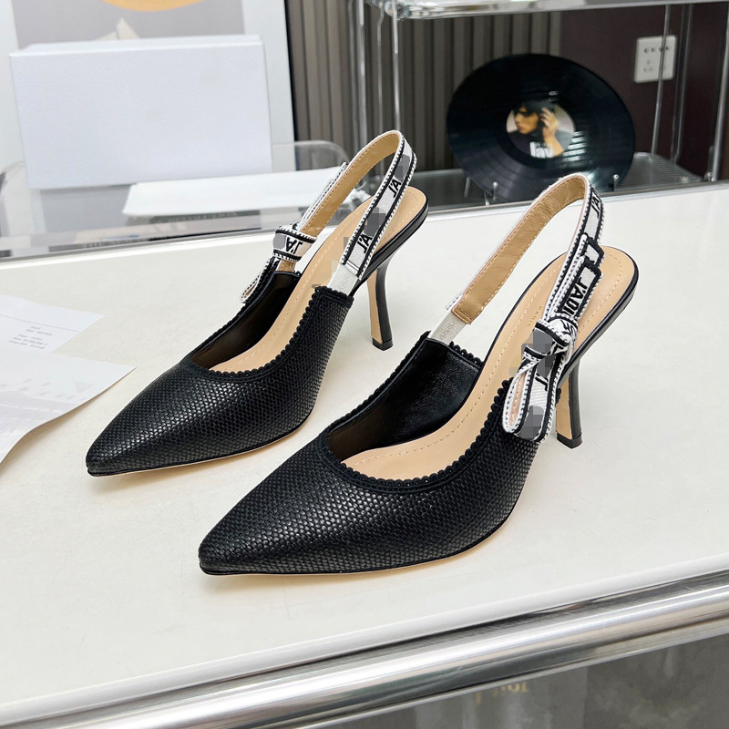 Sandalai su vienu dirželiu iš satino (satino viršus, smailus pirštas, gumos padas, pavasaris 2025)