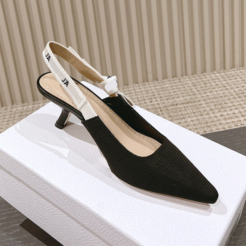 Sandalai su vienu dirželiu iš satino (satino viršus, smailus pirštas, gumos padas, pavasaris 2025)