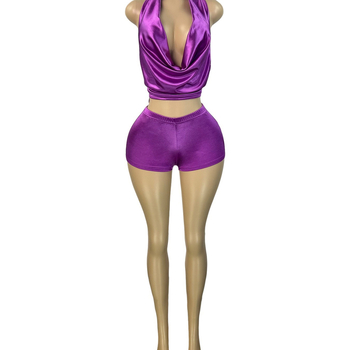 Δύο τεμάχια σατέν παντελόνι-σετ με κορμάκι halter-neck και βαθύ V, χωρίς μανίκια; παντελόνια σατέν σε μήκος 3/4; φινίρισμα Mercerized; μίγμα πολυεστέρα/σπαντέξ.