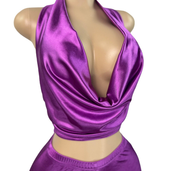 Δύο τεμάχια σατέν παντελόνι-σετ με κορμάκι halter-neck και βαθύ V, χωρίς μανίκια; παντελόνια σατέν σε μήκος 3/4; φινίρισμα Mercerized; μίγμα πολυεστέρα/σπαντέξ.