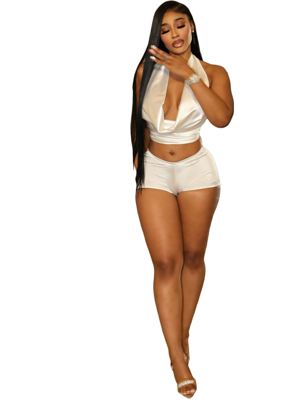 Δύο τεμάχια σατέν παντελόνι-σετ με κορμάκι halter-neck και βαθύ V, χωρίς μανίκια; παντελόνια σατέν σε μήκος 3/4; φινίρισμα Mercerized; μίγμα πολυεστέρα/σπαντέξ.