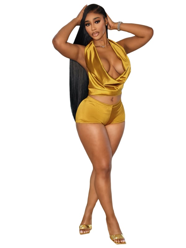 Δύο τεμάχια σατέν παντελόνι-σετ με κορμάκι halter-neck και βαθύ V, χωρίς μανίκια; παντελόνια σατέν σε μήκος 3/4; φινίρισμα Mercerized; μίγμα πολυεστέρα/σπαντέξ.