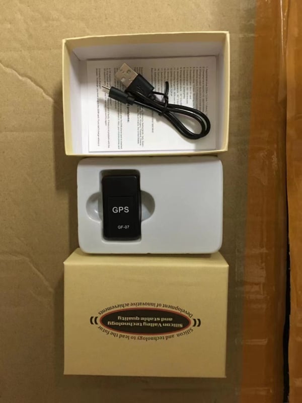 GF10 GPS locator za automobil — kompaktan i lagan, podržava TF karticu, GPS točnost 1–50 m, baterija 72 h, vodootporan za svakodnevnu uporabu, USB napajanje