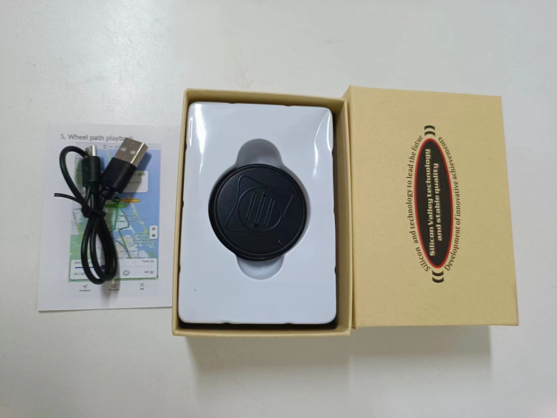 GF10 GPS locator za automobil — kompaktan i lagan, podržava TF karticu, GPS točnost 1–50 m, baterija 72 h, vodootporan za svakodnevnu uporabu, USB napajanje