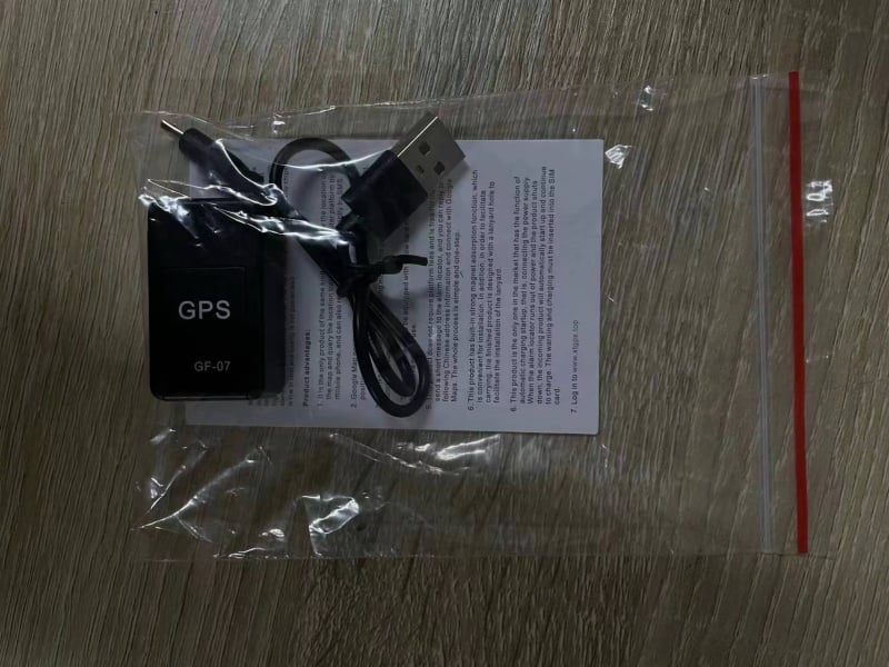 GF10 GPS locator za automobil — kompaktan i lagan, podržava TF karticu, GPS točnost 1–50 m, baterija 72 h, vodootporan za svakodnevnu uporabu, USB napajanje