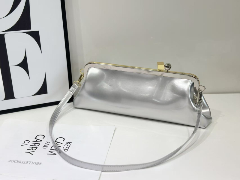 Geantă de umăr din PU, formă orizontală pătrată, închidere cu cataramă magnetică, căptuțire din fibre super, bretea de umăr simplă