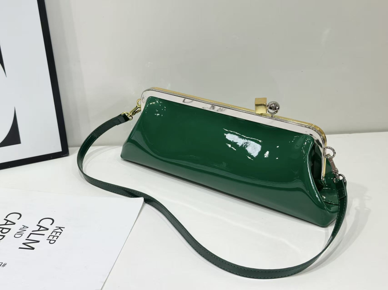 Geantă de umăr din PU, formă orizontală pătrată, închidere cu cataramă magnetică, căptuțire din fibre super, bretea de umăr simplă