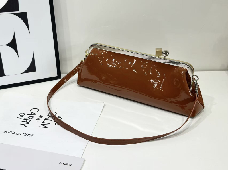 Geantă de umăr din PU, formă orizontală pătrată, închidere cu cataramă magnetică, căptuțire din fibre super, bretea de umăr simplă