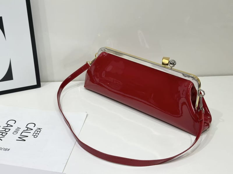 Geantă de umăr din PU, formă orizontală pătrată, închidere cu cataramă magnetică, căptuțire din fibre super, bretea de umăr simplă