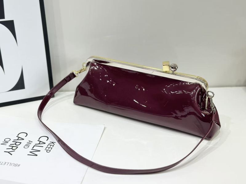 Geantă de umăr din PU, formă orizontală pătrată, închidere cu cataramă magnetică, căptuțire din fibre super, bretea de umăr simplă