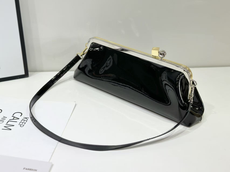 Geantă de umăr din PU, formă orizontală pătrată, închidere cu cataramă magnetică, căptuțire din fibre super, bretea de umăr simplă