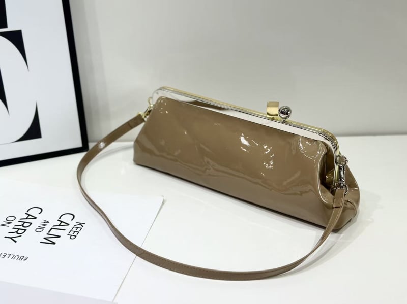 Geantă de umăr din PU, formă orizontală pătrată, închidere cu cataramă magnetică, căptuțire din fibre super, bretea de umăr simplă