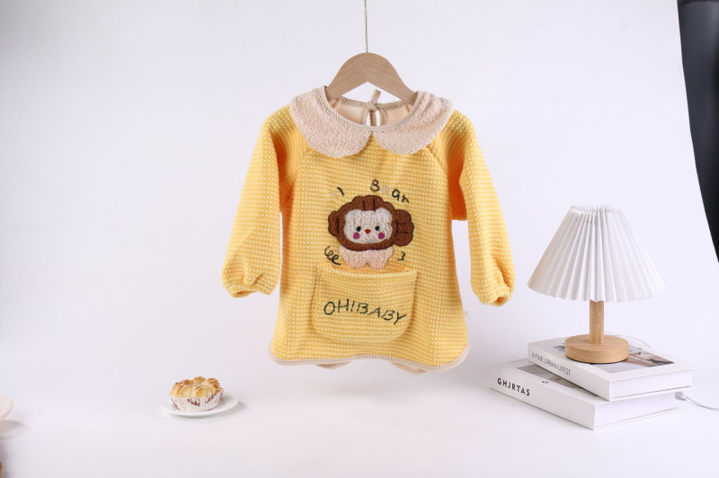 Bērnu ēšanas salab ar kabatu, cartoon raksts, poliestera audums, nav ūdensizturīgs, vecuma grupa 1–3 gadi (80–100 cm), rudens 2025