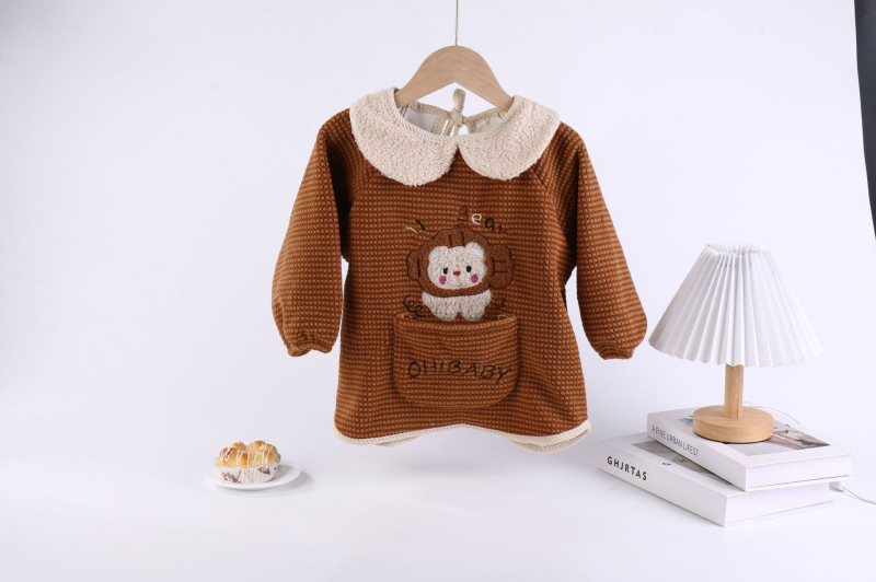 Bērnu ēšanas salab ar kabatu, cartoon raksts, poliestera audums, nav ūdensizturīgs, vecuma grupa 1–3 gadi (80–100 cm), rudens 2025