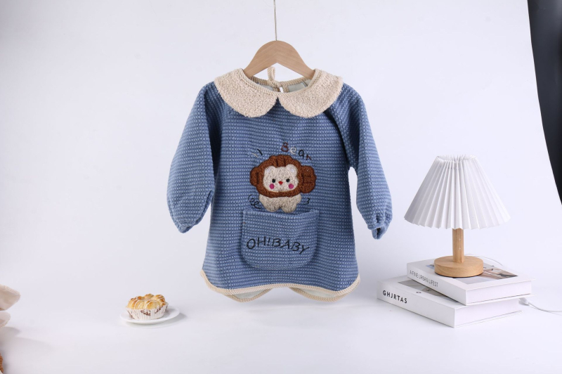 Bērnu ēšanas salab ar kabatu, cartoon raksts, poliestera audums, nav ūdensizturīgs, vecuma grupa 1–3 gadi (80–100 cm), rudens 2025