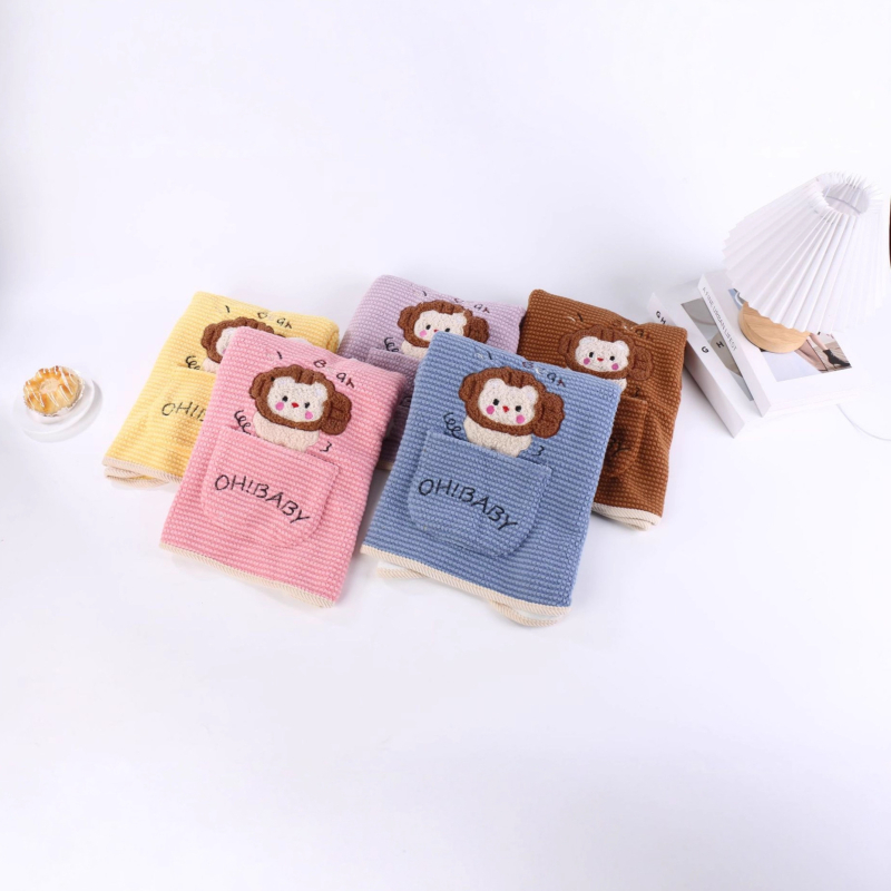 Bērnu ēšanas salab ar kabatu, cartoon raksts, poliestera audums, nav ūdensizturīgs, vecuma grupa 1–3 gadi (80–100 cm), rudens 2025