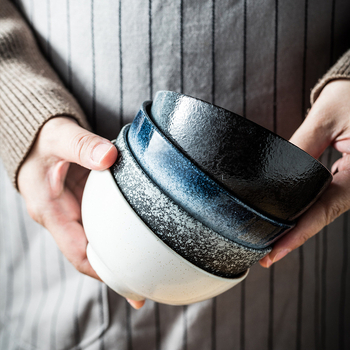 Porcelán tál, modern minimalist design, máz alatti szín, mikróhullámú sütőben használható, nyomtatott logóval