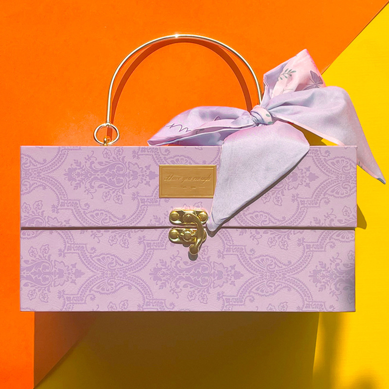 Vintage violetinė dovanų dėžutė iš Yq — auksinė folija, specialus popierius, dėžučių tipai: demonstracinė, su langu, Dangus ir Žemė