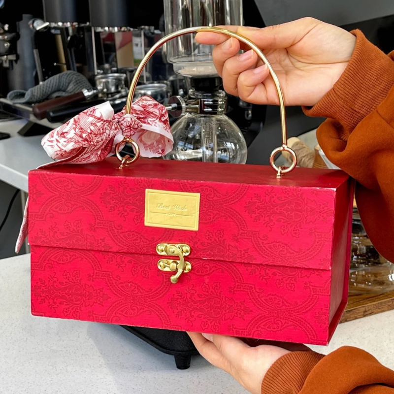 Vintage violetinė dovanų dėžutė iš Yq — auksinė folija, specialus popierius, dėžučių tipai: demonstracinė, su langu, Dangus ir Žemė