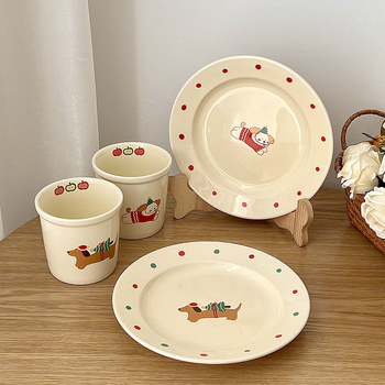 Порцеланова чиния за закуска и десерт с мотив Коледно кученце – симпатичен стил, свеж и сладък дизайн (Порцелан; закуска и десерт чиния; мотив Коледно кученце; симпатичен стил)