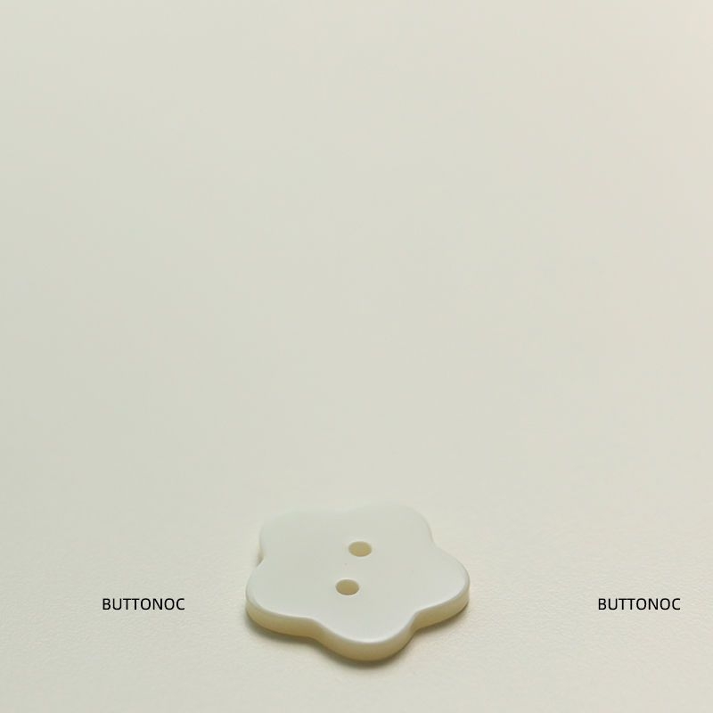 Butoni din rășină, în formă de floare de prune, cu patru găuri și două găuri, pentru cămăși, sacouri, costume și cardiganuri tricotate pentru femei