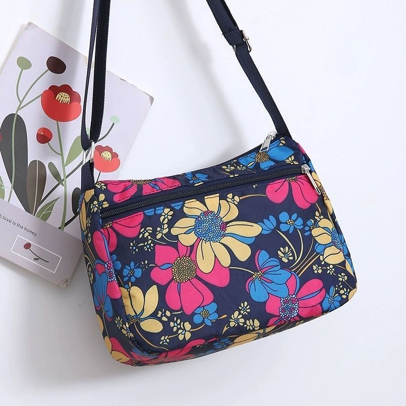 Ženska crossbody torba, gradski minimalistički stil, poliester, Dumpling bag trend, svakodnevna upotreba, zima 2023