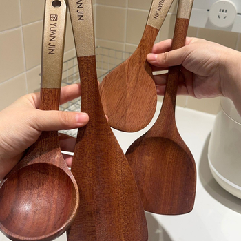 Drvena kuhinjska špatula i žlica – set s drvenim držačima, moderni minimalistički stil