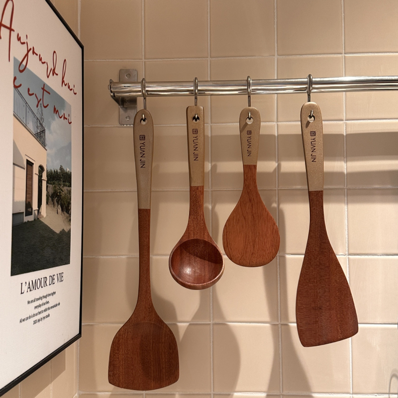 Drvena kuhinjska špatula i žlica – set s drvenim držačima, moderni minimalistički stil