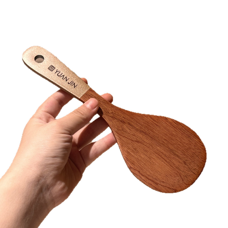 Drvena kuhinjska špatula i žlica – set s drvenim držačima, moderni minimalistički stil