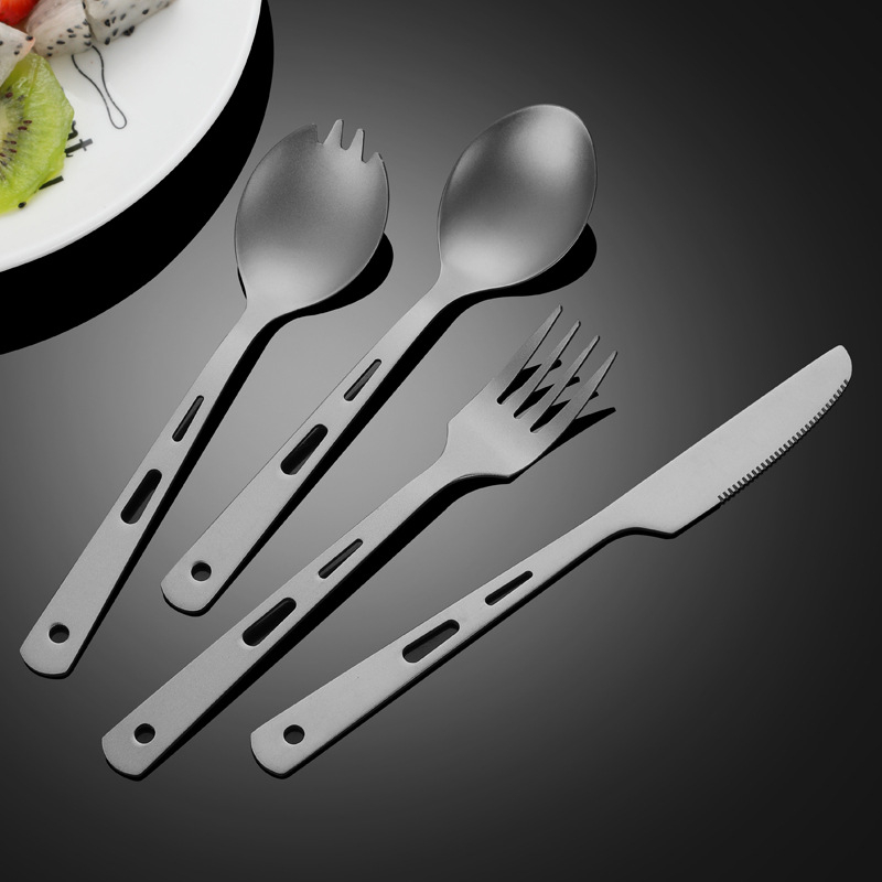 Комплект прибори от чист титаний: лъжичка, вилица и нож с три дупки, прав дръжка, модерен минималистичен стил, подходящ за носене навън