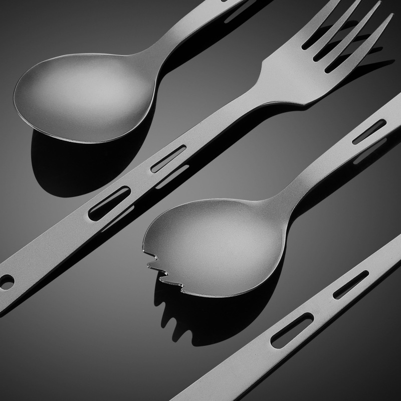 Комплект прибори от чист титаний: лъжичка, вилица и нож с три дупки, прав дръжка, модерен минималистичен стил, подходящ за носене навън