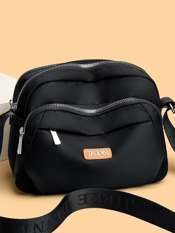Crossbody torba od oksford platna, horizontnog kvadratnog oblika, zatvaranje na zip, unutarnja organizacija: džep sa zipom, džep za mobitel i džep za ID, podstava od poliestera