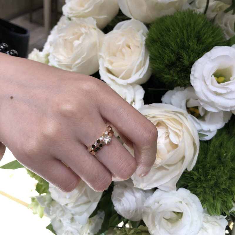 Geometriai méhsejt gyűrű teljes és fél gyémánt díszítéssel, elektroplating bevonatú, V arany, női stílus