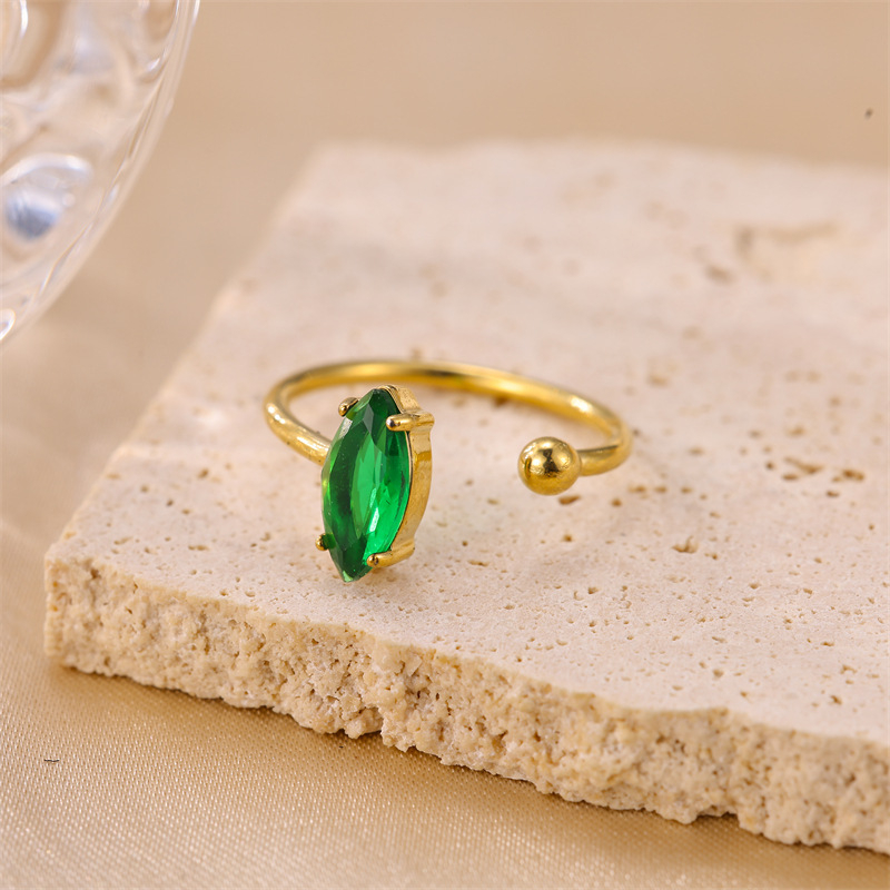 Rozsdamentes acél gyűrű geometrikus dizájnnal és cirkónium beültetéssel, női könnyű luxus stílus.