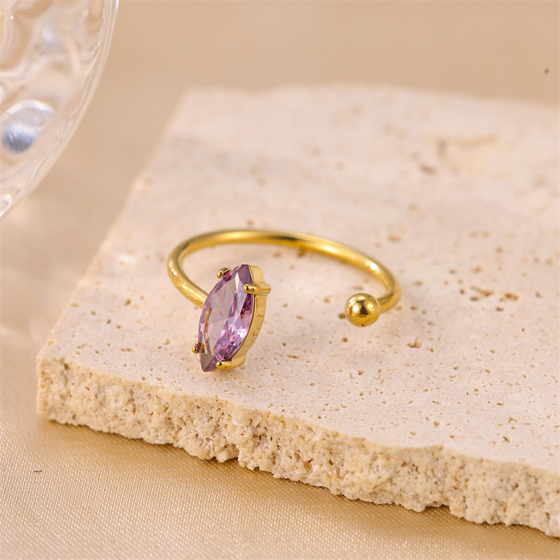 Rozsdamentes acél gyűrű geometrikus dizájnnal és cirkónium beültetéssel, női könnyű luxus stílus.