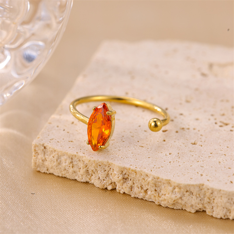 Rozsdamentes acél gyűrű geometrikus dizájnnal és cirkónium beültetéssel, női könnyű luxus stílus.