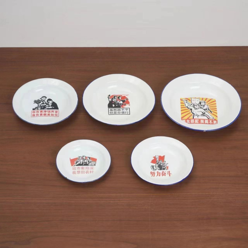 Emajlirani okrugli tanjur za užinu s cvjetnim uzorkom, stil Nacionalna plima i vjetar