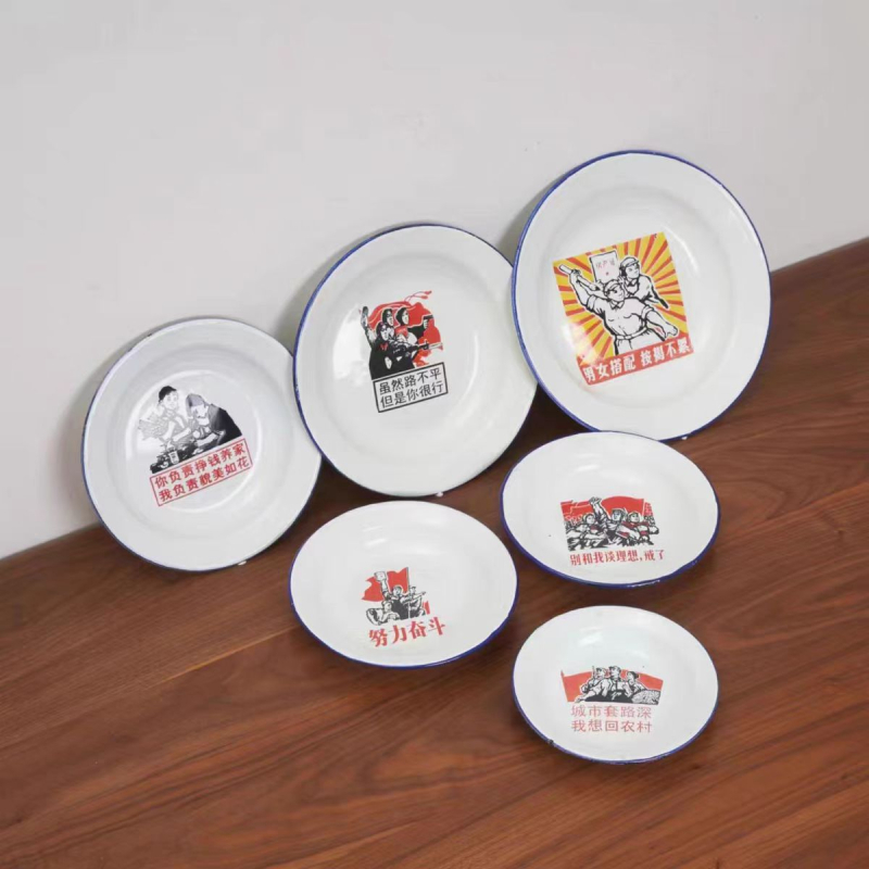 Emajlirani okrugli tanjur za užinu s cvjetnim uzorkom, stil Nacionalna plima i vjetar