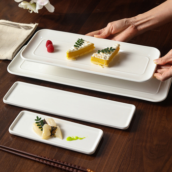 Porcelánból készült négyszögletes desszerttál, japán stílus, aláglazúros szín, mikrohullámú sütőben használható