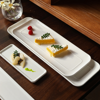 Porcelánból készült négyszögletes desszerttál, japán stílus, aláglazúros szín, mikrohullámú sütőben használható