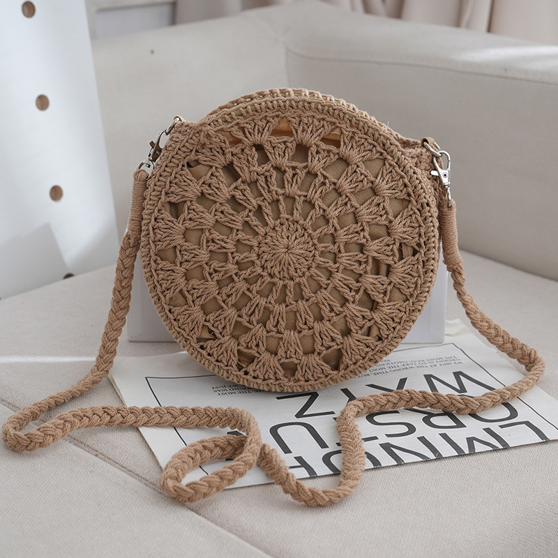 Pamukasta crossbody torbica s polukružnim oblikom, zatvaranje zipom, unutarnja džep sa zipom, jedna naramenica